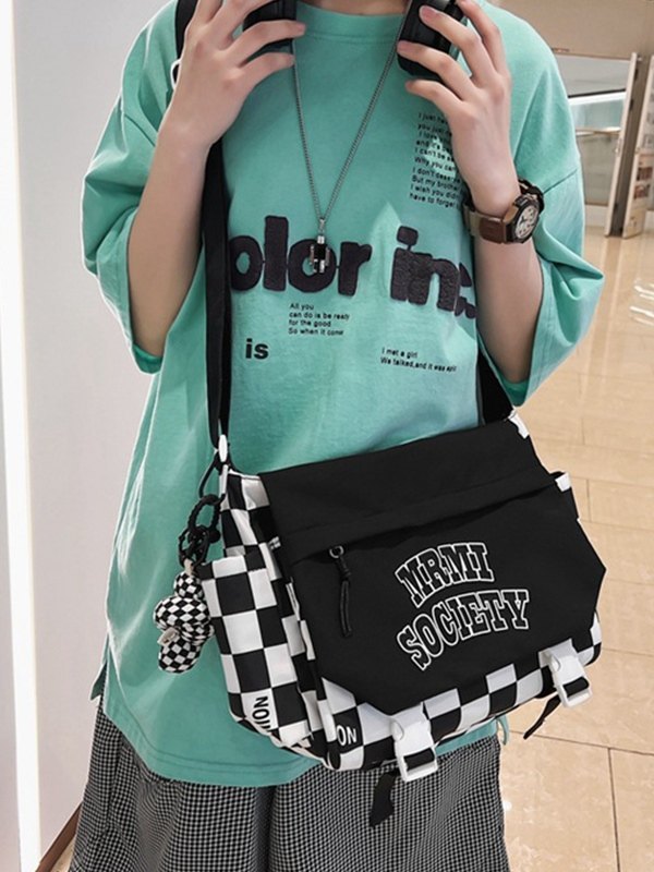 Umhängetasche aus kariertem Nylon mit Schnallenriemen-3